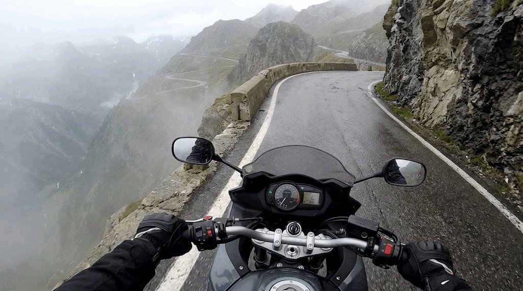 Paura in moto su una strada di montagna: percezione, attenzione e decisioni durante la guida