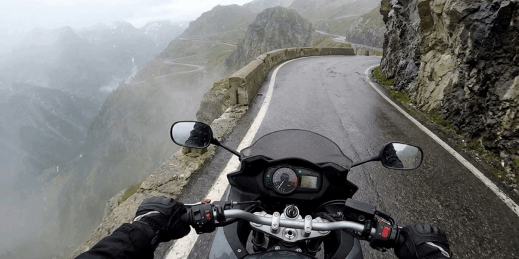 Paura in moto su una strada di montagna: percezione, attenzione e decisioni durante la guida